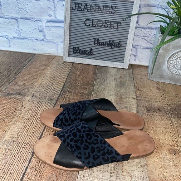 Diane Von Furstenberg
Baile Leopard-Print Suede Sandals - Picture 2 of 13